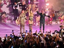 Jennifer Lopez a Taormina: &laquo;Ti amo, Italia!&raquo; e la popstar infiamma la platea (e canta un brano di Gino Paoli)