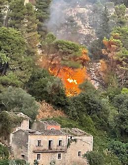 Modica accerchiata dalle fiamme, il sindaco Monisteri: "Stiamo lavorando per cercare di contenere il fronte di fuoco. Non &egrave; semplice"