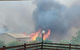 Modica, incendio a Monserrato. Alcune famiglie costrette a evacuare le abitazioni