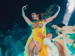 Dolce & Gabbana, la star Jennifer Lopez incanta Taormina: motivi floreali, body in pizzo e presenza scenica