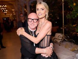 L'eleganza regale e la bellezza di Lady Kitty Spencer, nipote di Lady D., hanno illuminato lo Ionio: la lezione di stile globale di Dolce & Gabbana a Taormina