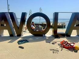 Da piazza Esedra a Terrazza Stella del Mare: inaugurazione tra entusiasmo e polemiche sulla memoria
