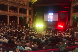 De Luca riempie il teatro a Palermo: "Centrodestra stacchi la spina a Schifani, inadeguato, e si vada al voto"