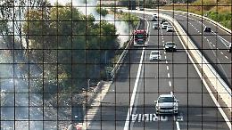 Siracusa sotto assedio dal fuoco: due vasti roghi in Tremmilia e Carancino nel primo pomeriggio minacciano l'autostrada