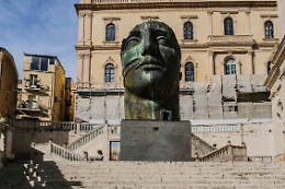 Maraviglia 2026: la Scala illuminata e il Tindaro di Igor Mitoraj incantano Caltagirone