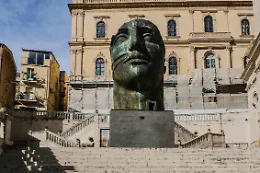 Maraviglia 2026: la Scala illuminata e il Tindaro di Igor Mitoraj incantano Caltagirone