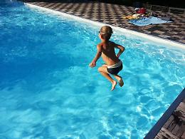 Otto intossicati da esalazioni di cloro in una piscina: grave un bambino di 5 anni