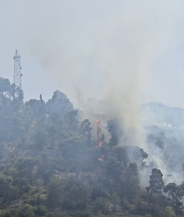 Modica, la collina di Monserrato torna di nuovo in fiamme