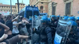  Scontri, lacrimogeni e atti vandalici per la morte di Abderrahim Fakir: la nipote invoca verit&agrave;, la sorella sviene