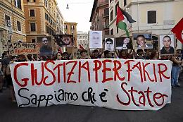 Fakir, cori di &laquo;assassini&raquo; e tensione a Bologna: il corteo davanti a Questura e Prefettura