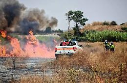 In provincia di Ragusa brucia tutto, in fiamme anche le campagne attorno a Santa Croce Camerina