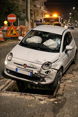 Comiso, finisce con l'auto dentro una caditoia priva di griglia
