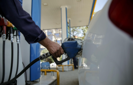Benzina e diesel rincarano ancora, il conto dell&rsquo;estate si fa pi&ugrave; pesante: la tassa invisibile sulle vacanze
