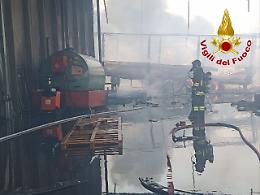 Inferno nella Zona Industriale di Catania: in fiamme un polo logistico, due vigili intossicati 
