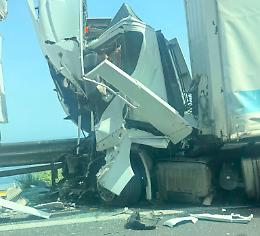 Tir travolge operai sulla A18: autista incastrato tra le lamiere e tre feriti gravi, sul posto l'elisoccorso