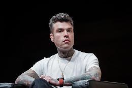 Fedez resta in ospedale. Il ricovero per la riapertura di una vecchia ulcera
