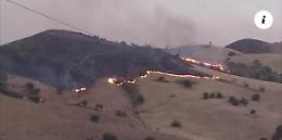Brucia l'Agrigentino: evacuazioni e deposito di ossigeno, clinica e fabbrica di fuochi d'artificio a rischio