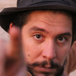Davide Di Rosolini, il cantattore: musica, teatro e il nuovo EB a SpiazZō