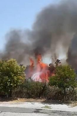 Incendio a Saponara: minacciata la chiesa di San Domenico, vigili del fuoco in lotta contro il vento caldo