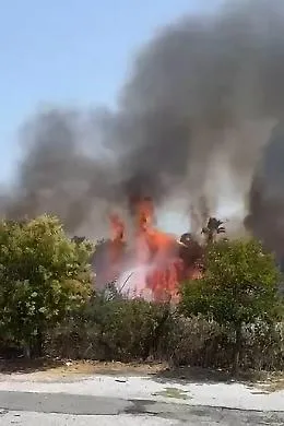 Incendio a Saponara: minacciata la chiesa di San Domenico, vigili del fuoco in lotta contro il vento caldo