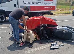 Centauro giace 50 minuti sulla SS 115 coperto da un ombrellone: soccorsi in tilt nonostante decine di chiamate