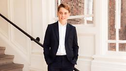 Il principe George compie 13 anni: l'erede al Trono indossa gi&agrave; l&rsquo;abito da re 