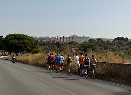 Turisti a piedi tra i veicoli per raggiungere i Templi: il paradosso della mobilit&agrave; ad Agrigento