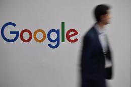 L'Ue multa Google per 890 milioni: favoritismi e restrizioni agli sviluppatori