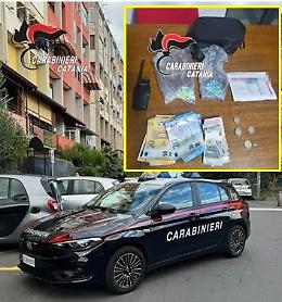 Blitz in via Capo Passero: pusher in manette e sequestrati 73 dosi e 835 euro