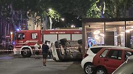 Incidente all'incrocio tra via Santa Cecilia e via Centonze: auto si capovolge e travolge un dehors 
