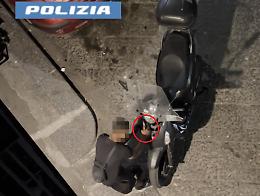 Sorpreso a rubare un motorino dopo aver minacciato un passante con un coltello: arrestato