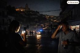 Modica, dopo l'incendio il blackout: la citt&agrave; &egrave; piombata nel buio e i disagi non si contano