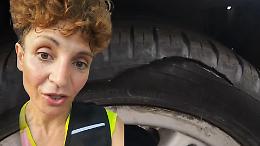 Trova le ruote della citycar squarciate: &laquo;&Egrave; la seconda volta, ma non resto zitta&raquo;