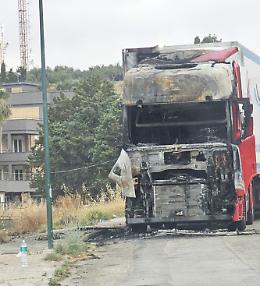 Fiamme nella notte a Villaseta: devastato un autocarro Scania in via Kennedy