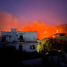 Incendi, Palermo non trova tregua: notte di roghi tra Monreale e la provincia, oggi ancora bollino rosso per il caldo