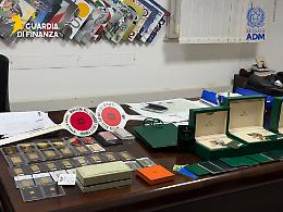 Lingotti d'oro, gioielli, orologi di lusso: in una cassaforte nascosto un tesoretto pronto a partire da Pozzallo per Malta