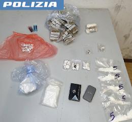 Droga in auto, pusher tenta la fuga a piedi a Picanello ma lascia il borsone con 350 gr.  di stupefacenti di ogni tipo