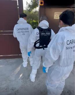 Sorprende un uomo a rubare in casa sua e lo accoltella, presunto ladro 37enne ricoverato in prognosi riservata