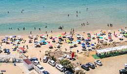 Trascinate al largo dal mare agitato, due bagnanti salvate in extremis dai bagnini