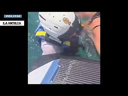 Trascinata dalla corrente nel mare dell'Acese resta tre ore alla deriva: poliziotti la salvano