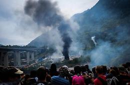 Fiamme e guerriglia in Val di Susa: il corteo No Tav assalta i cantieri 
