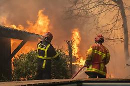 Disastro incendi in Gironda e in Spagna: 300.000 sfollati, l'Europa mobilita aerei e soccorsi