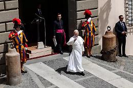 Il Papa da Castel Gandolfo: "L'industria dei consumi ci modifica il palato"