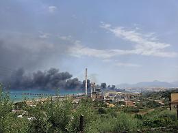 Incendio all'ex Blutec di Termini Imerese, l'allarme della sindaca: "Spostatevi da casa solo per necessit&agrave;"