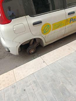 Vittoria, colpo notturno alla posta: rubata una ruota dell'auto di servizio