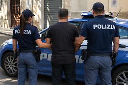"Posso togliervi dai guai" e chiede soldi e gioielli a coppia di anziani che per&ograve; chiamano la Polizia