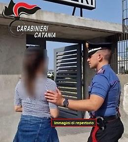 Fuga nel casolare e resistenza ai carabinieri dopo aggressione alla compagna: arrestato