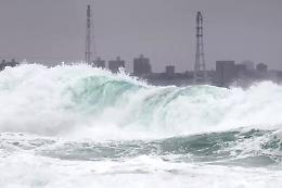 Il tifone Noul devasta la Cina meridionale: oltre 715mila persone evacuate e centinaia di voli cancellati