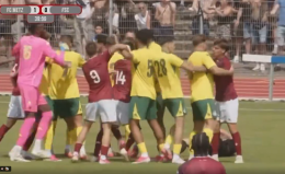L'arbitro donna finisce ko dopo una rissa nel match tra Metz e Fortuna Sittard: il video fa il giro del web