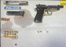 Palermo, blitz della Polizia allo Zen: sequestrate pistole pronte a sparare e un deposito di ricambi rubati